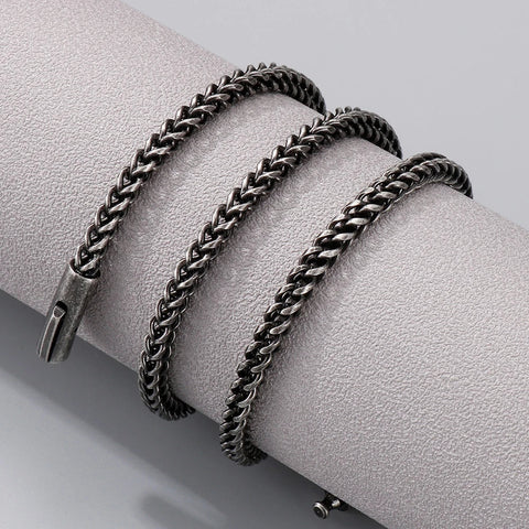 curb chain vs Cuban chain gold curb link on model