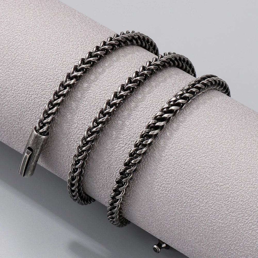 curb chain vs Cuban chain gold curb link on model