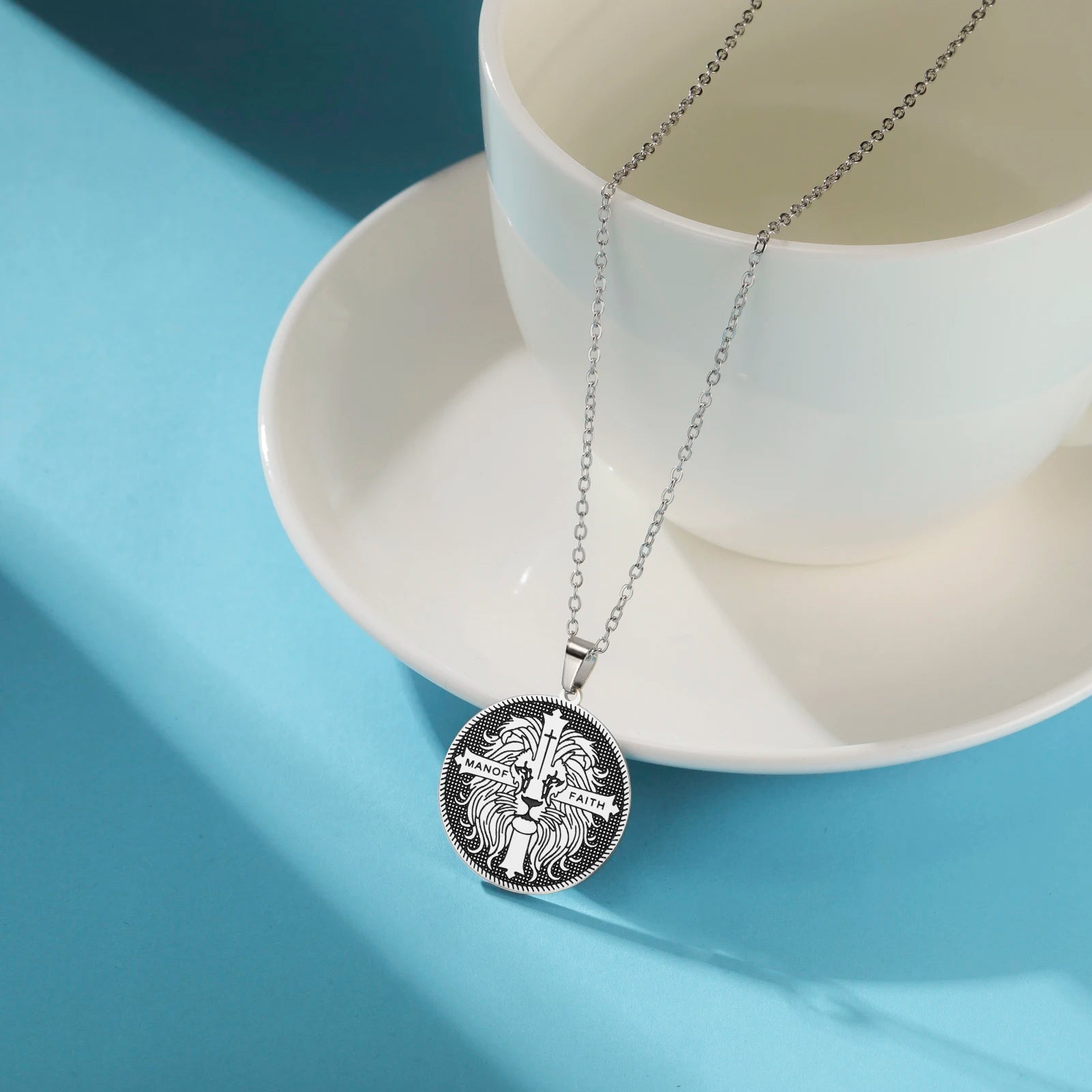 Cazador Vintage Man of Faith Lion Cross Pendant Necklace for Women Men Stainless Steel Box Chain Christian Faith Jewelry Gifts