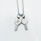 Unique design novel shape glossy and Simpli silvery keylock men pendant charms black border letter R necklace