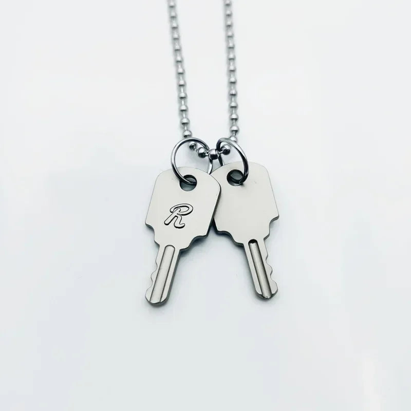 Unique design novel shape glossy and Simpli silvery keylock men pendant charms black border letter R necklace