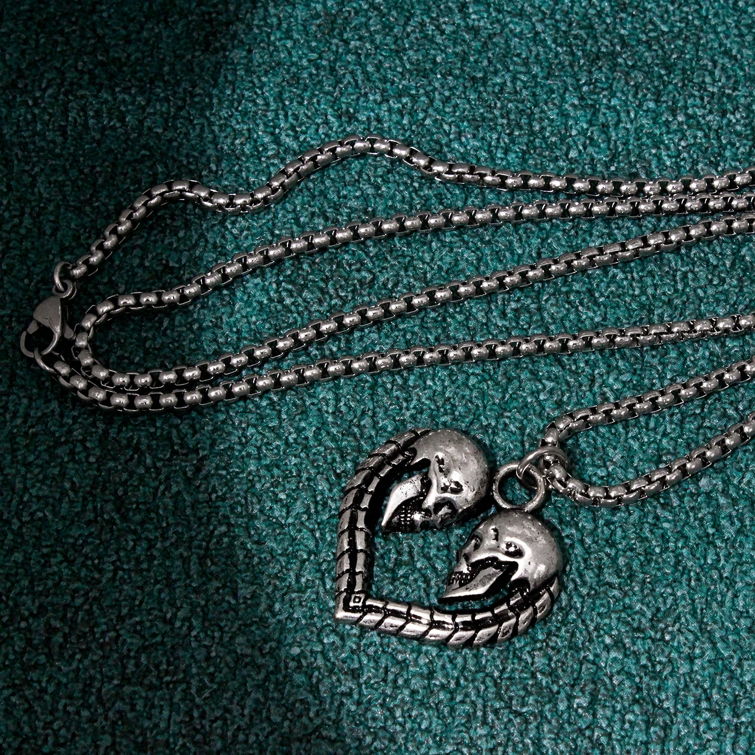 Skull Heart Pendant Necklace — Silver Gothic