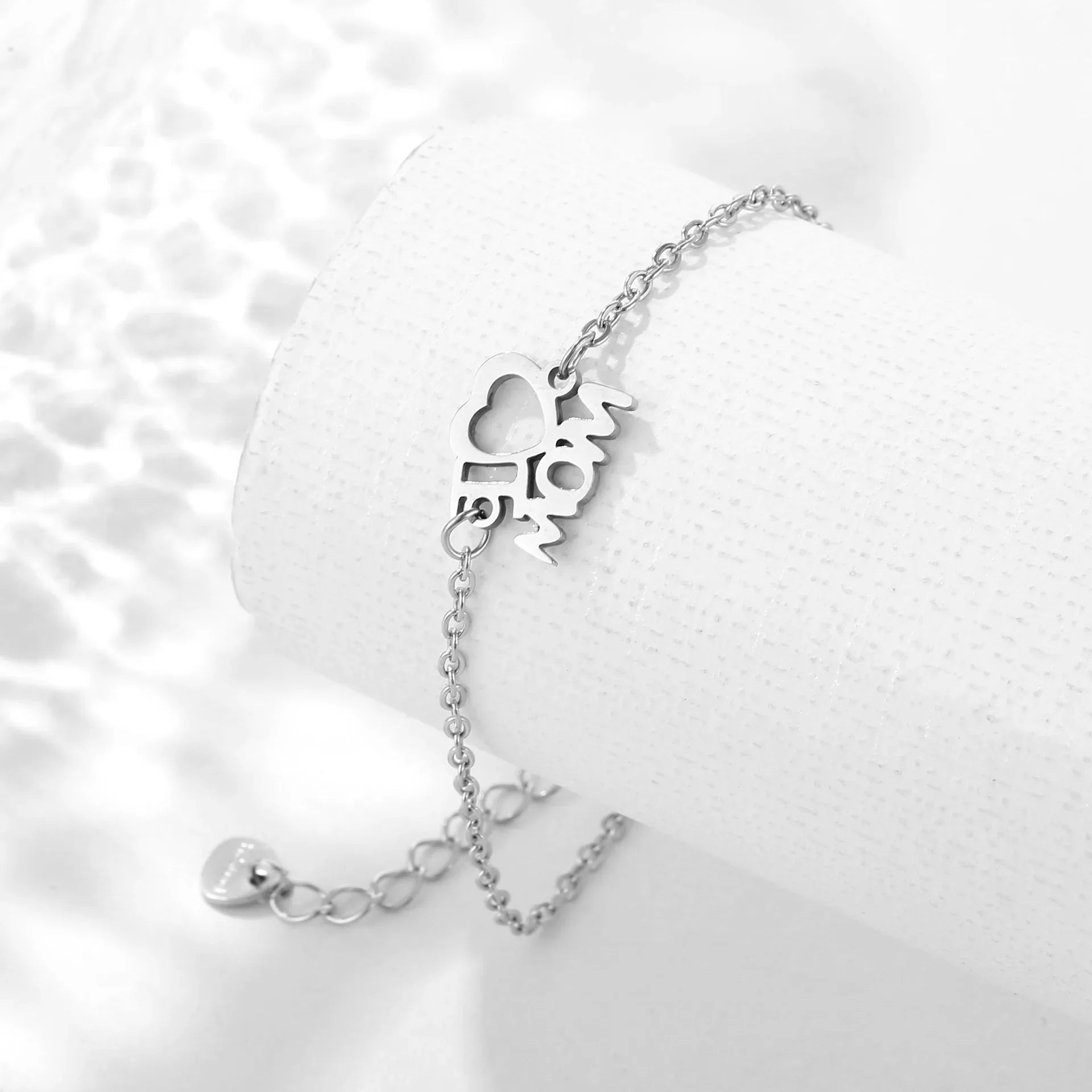 Mama Letter Pendant Necklace — Minimal