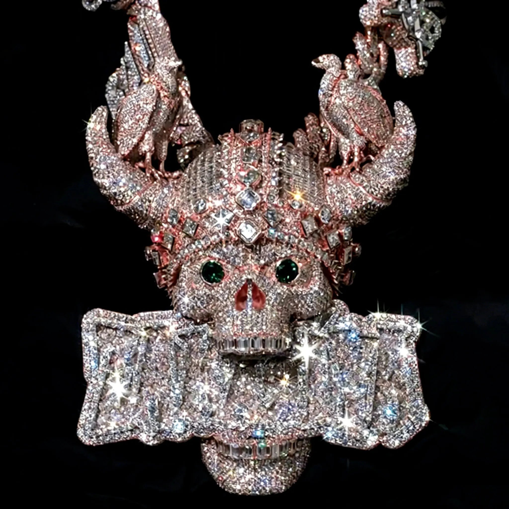 LYEE CYEE's luxurious three-dimensional diamond studded green eyed horn skull letter hip-hop pendant can be paired with
