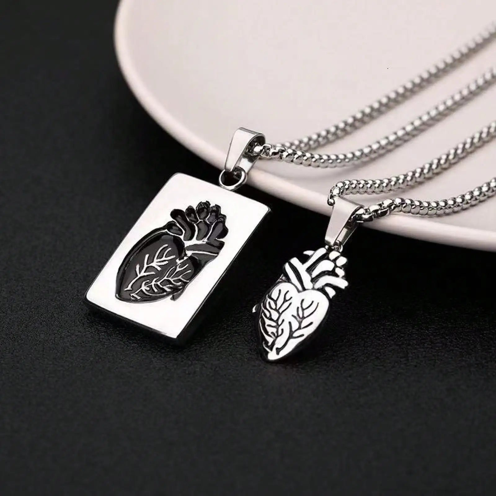 “Heart Shape Couple Necklace, Stylish Valentine's Gift for Couples”。