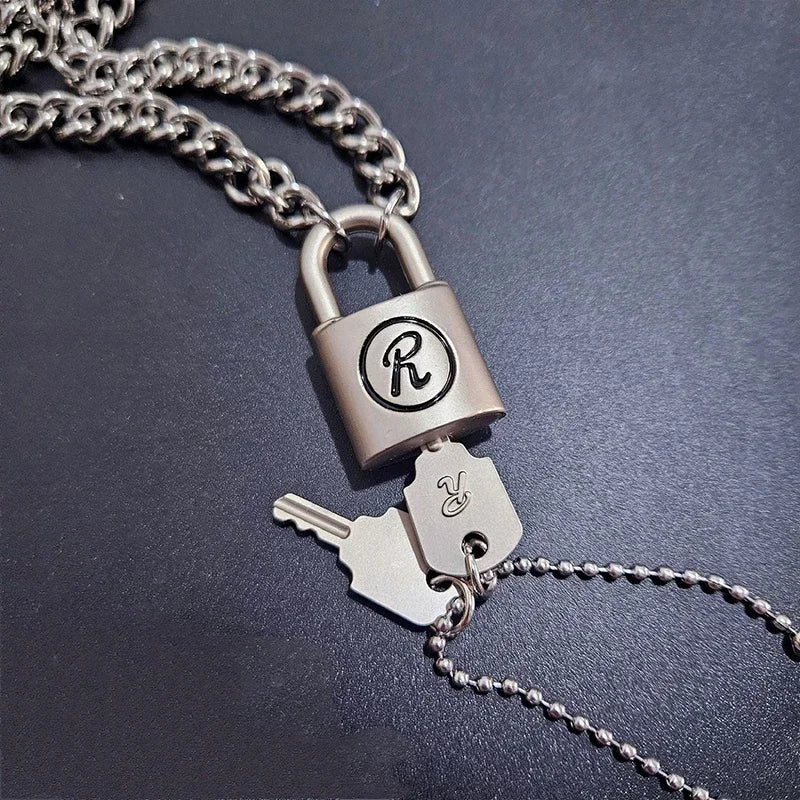 Unique design novel shape glossy and Simpli silvery keylock men pendant charms black border letter R necklace