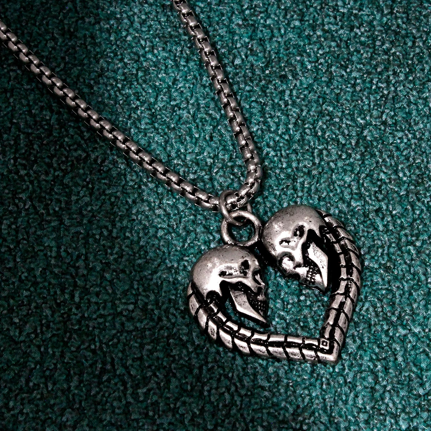 Skull Heart Pendant Necklace — Silver Gothic