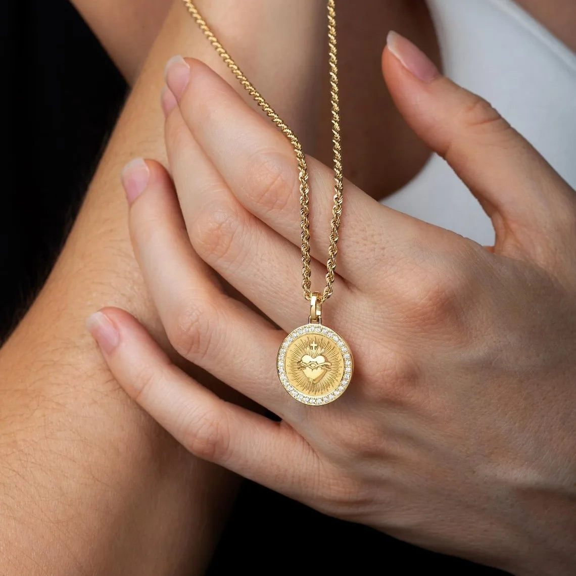 Elegant Gold Color Sacred Heart Pendant for Women Men Flaming Sacred Heart Jesus Cross Necklace With Rhinestones CZ Necklace