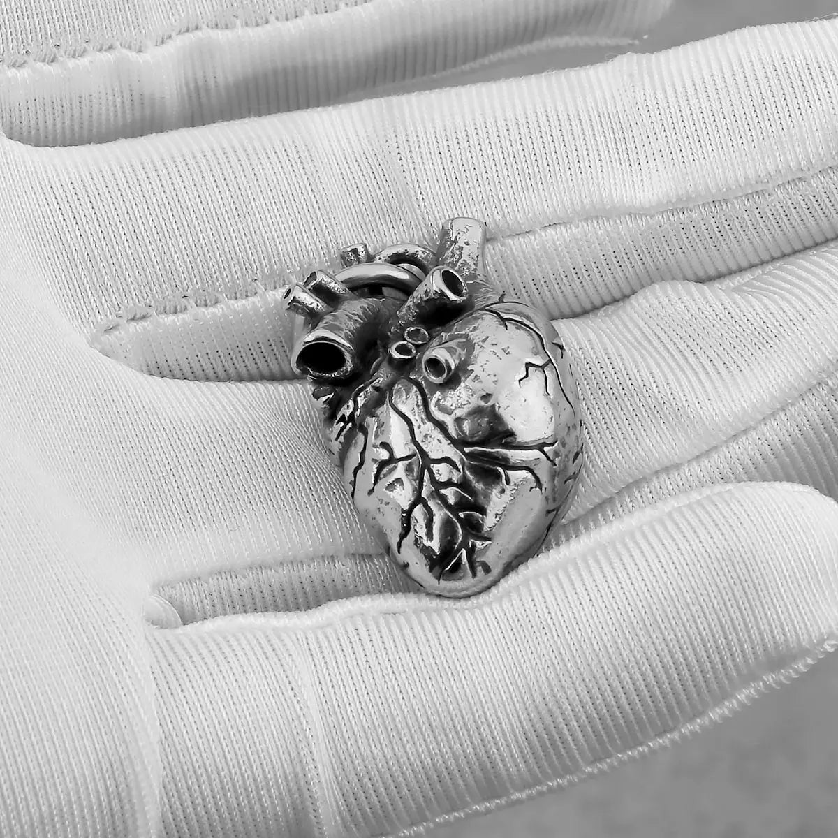 Fashion Minimalist Heart Necklace Men and Women Anatomical Heart Hip Hop Pendant Necklace Vintage Charm Stainless Steel