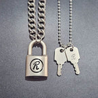 Unique design novel shape glossy and Simpli silvery keylock men pendant charms black border letter R necklace