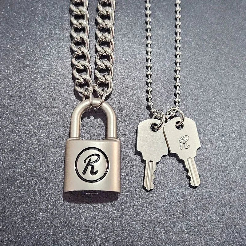 Unique design novel shape glossy and Simpli silvery keylock men pendant charms black border letter R necklace