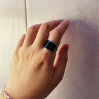Retro Curved Black Resin Onyx Ring For Men Classic Metal Designer Ring Jewelry Gothic Rock Hiphop Unisex Accessories