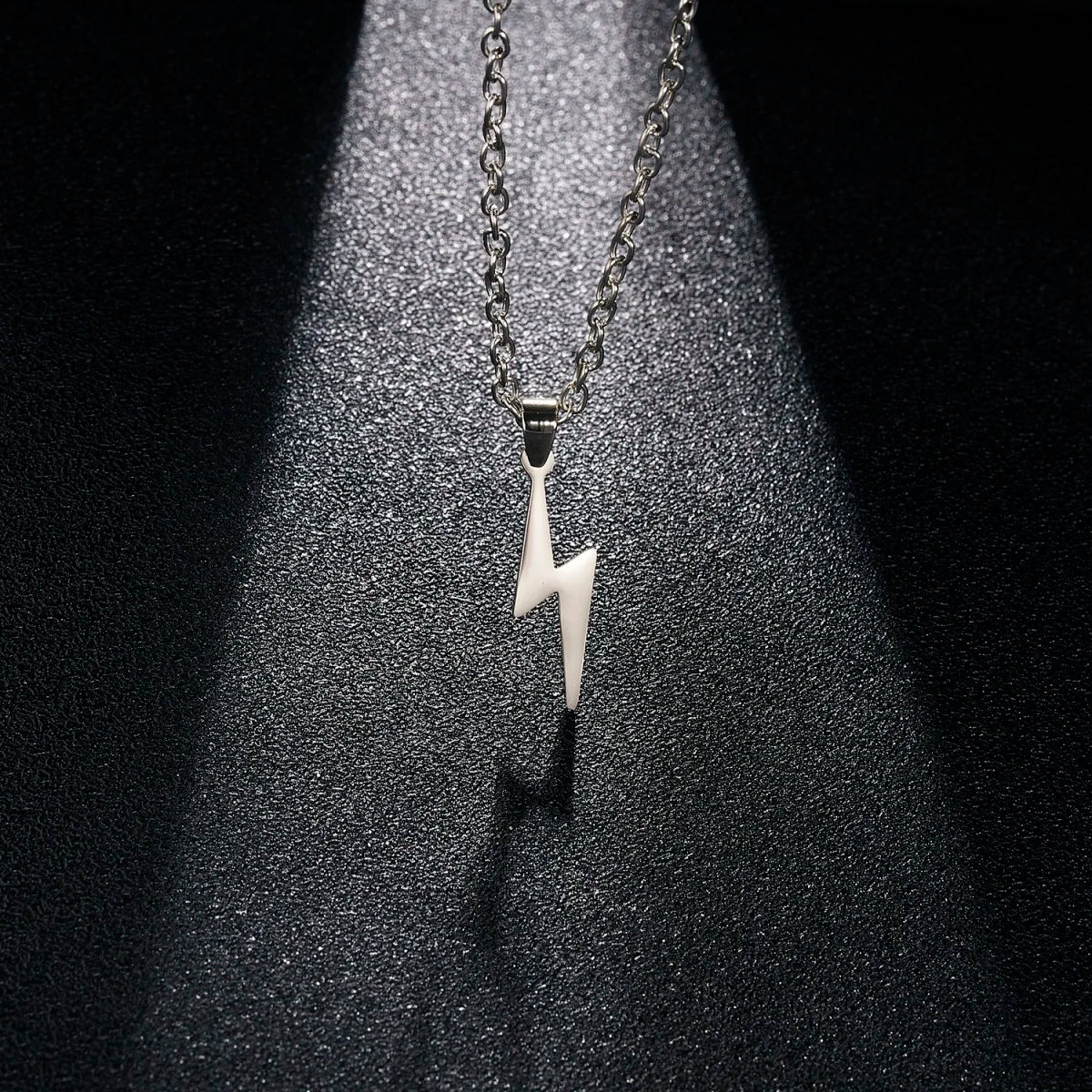 Stainless Steel Metal Lightning Shaped Pendant Necklace For Women Men Minimalist Geometric Lightning Clavicle Chain Jewelry Gift