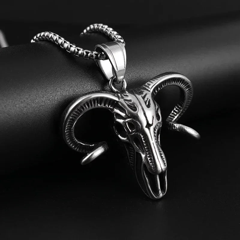 Retro Punk Turquoise Bull Head Pendant Necklace for Men Fashion Hip Hop Motorcycle Riding Trend Cool Personalized