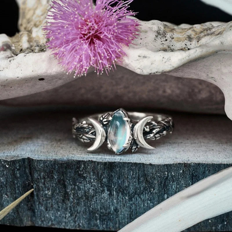 New Retro Ethnic Style Moonstone Ring for Woman Bohemian Retro Crescent Ring Simple Female Engagement Jewelry Wedding Wholesale