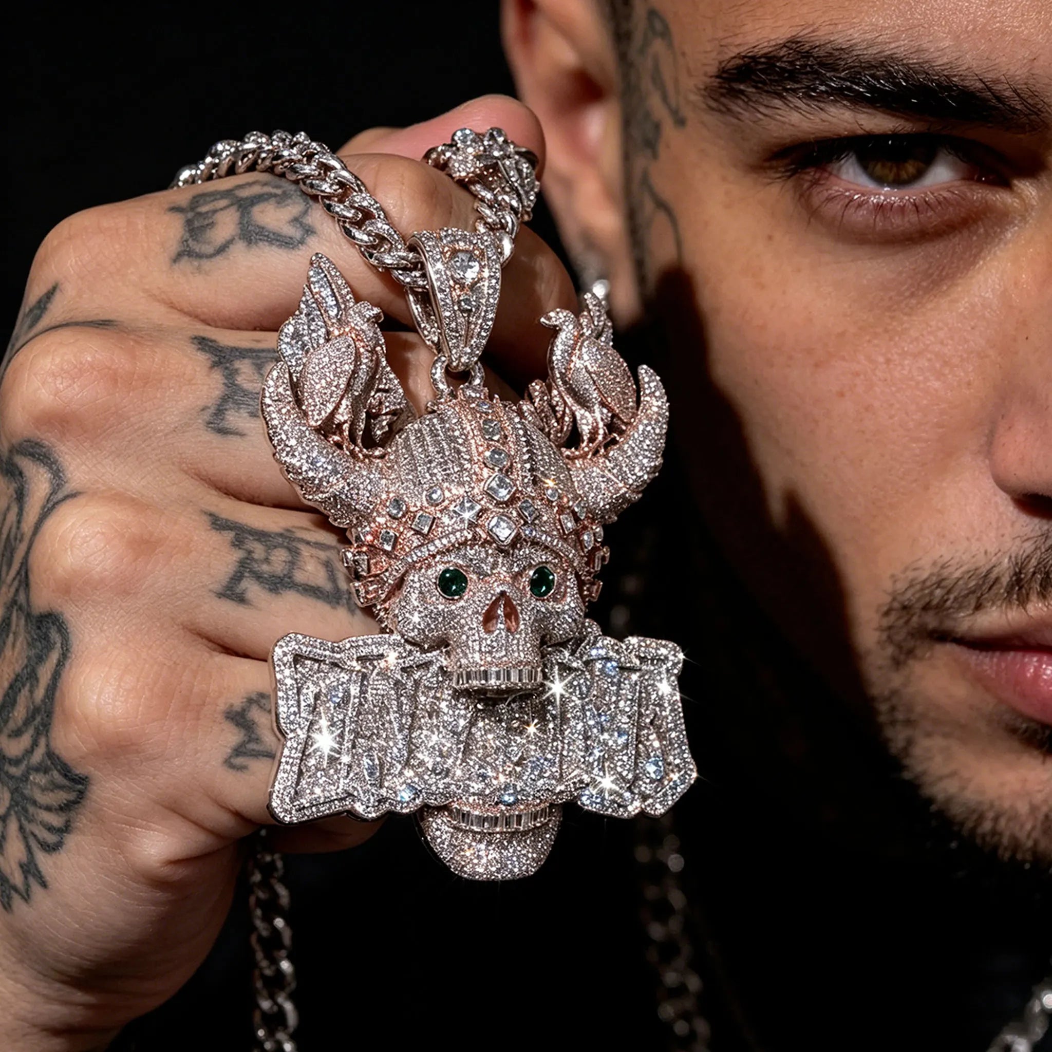 LYEE CYEE's luxurious three-dimensional diamond studded green eyed horn skull letter hip-hop pendant can be paired with