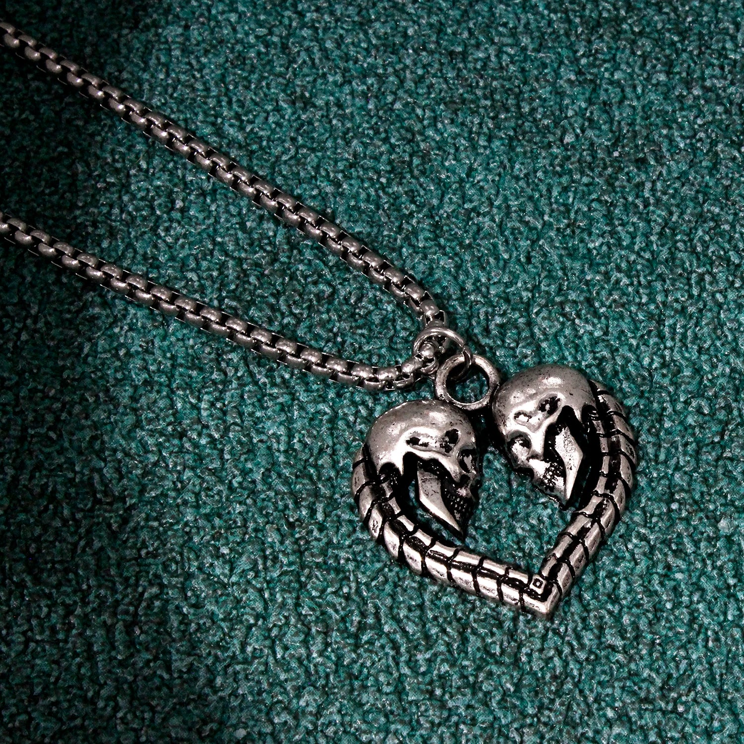 Skull Heart Pendant Necklace — Silver Gothic