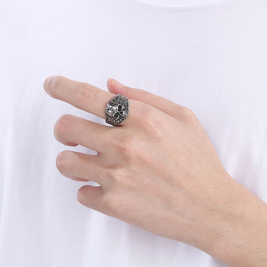 Stainless Steel Men Skull Ring Retro Cracked Skull Biker Ring Textured Band Vintage Punk Rock Fashion Jewelry for Men