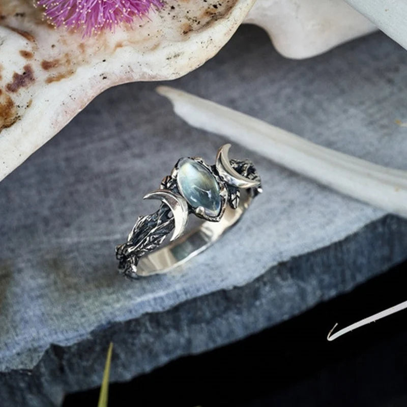 New Retro Ethnic Style Moonstone Ring for Woman Bohemian Retro Crescent Ring Simple Female Engagement Jewelry Wedding Wholesale