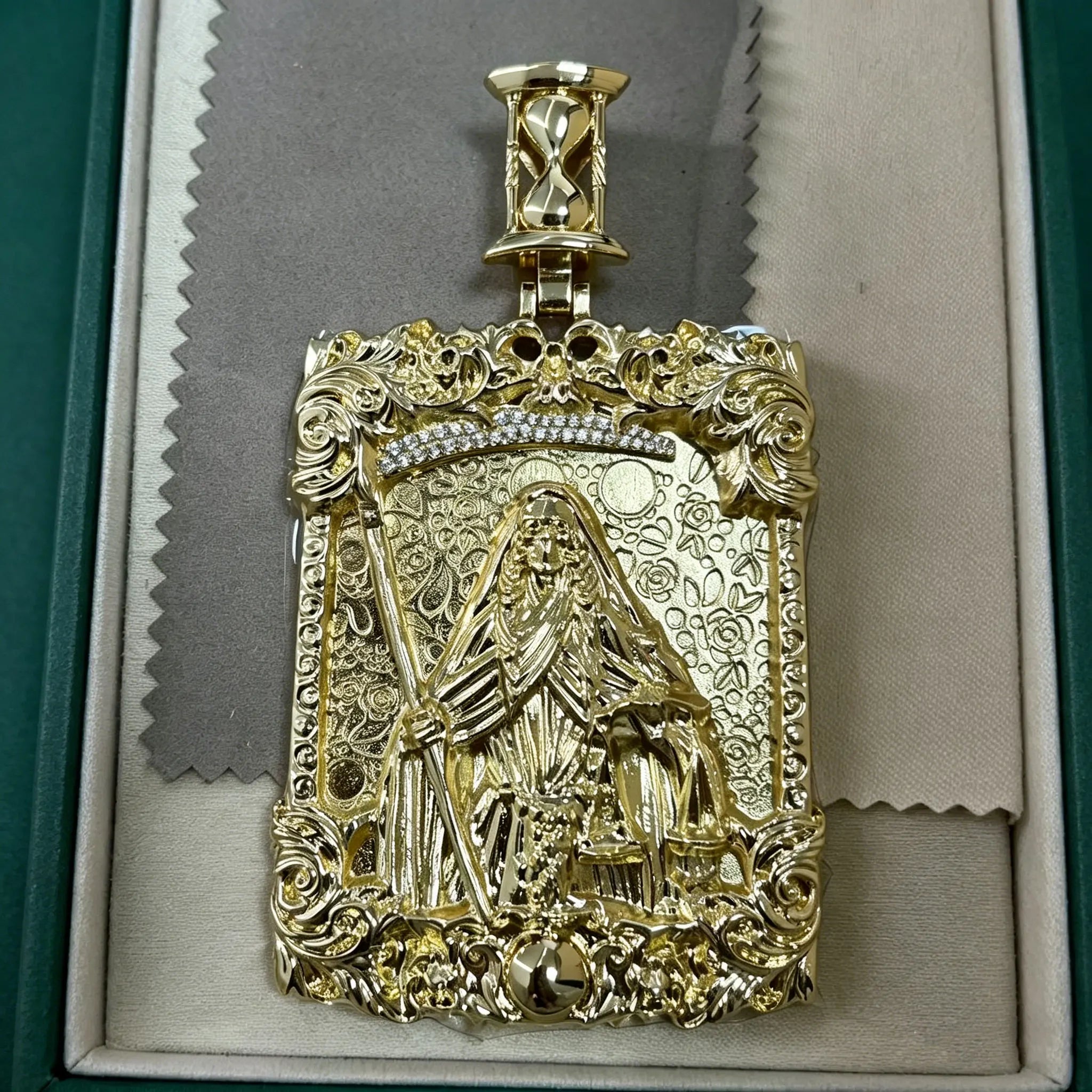The Virgin Mary pendant, skull hourglass pendant necklace, hip-hop fashion jewelry commemorative gift, the best gift for good fr
