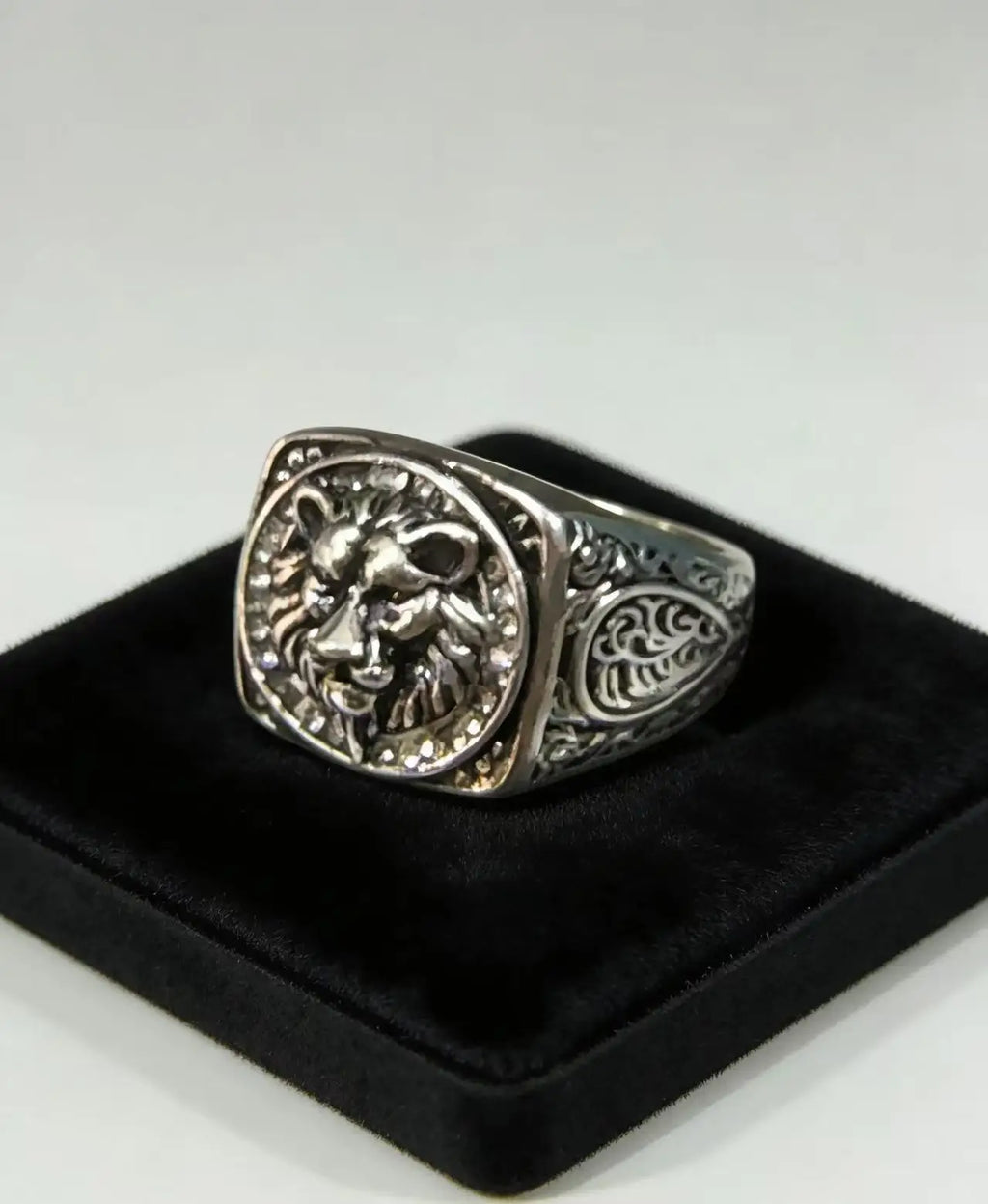 A slightly zircon Lion King ring for men and women