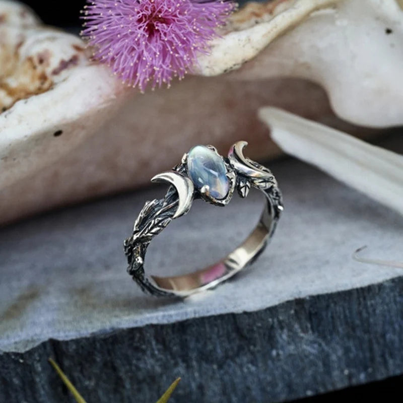 New Retro Ethnic Style Moonstone Ring for Woman Bohemian Retro Crescent Ring Simple Female Engagement Jewelry Wedding Wholesale