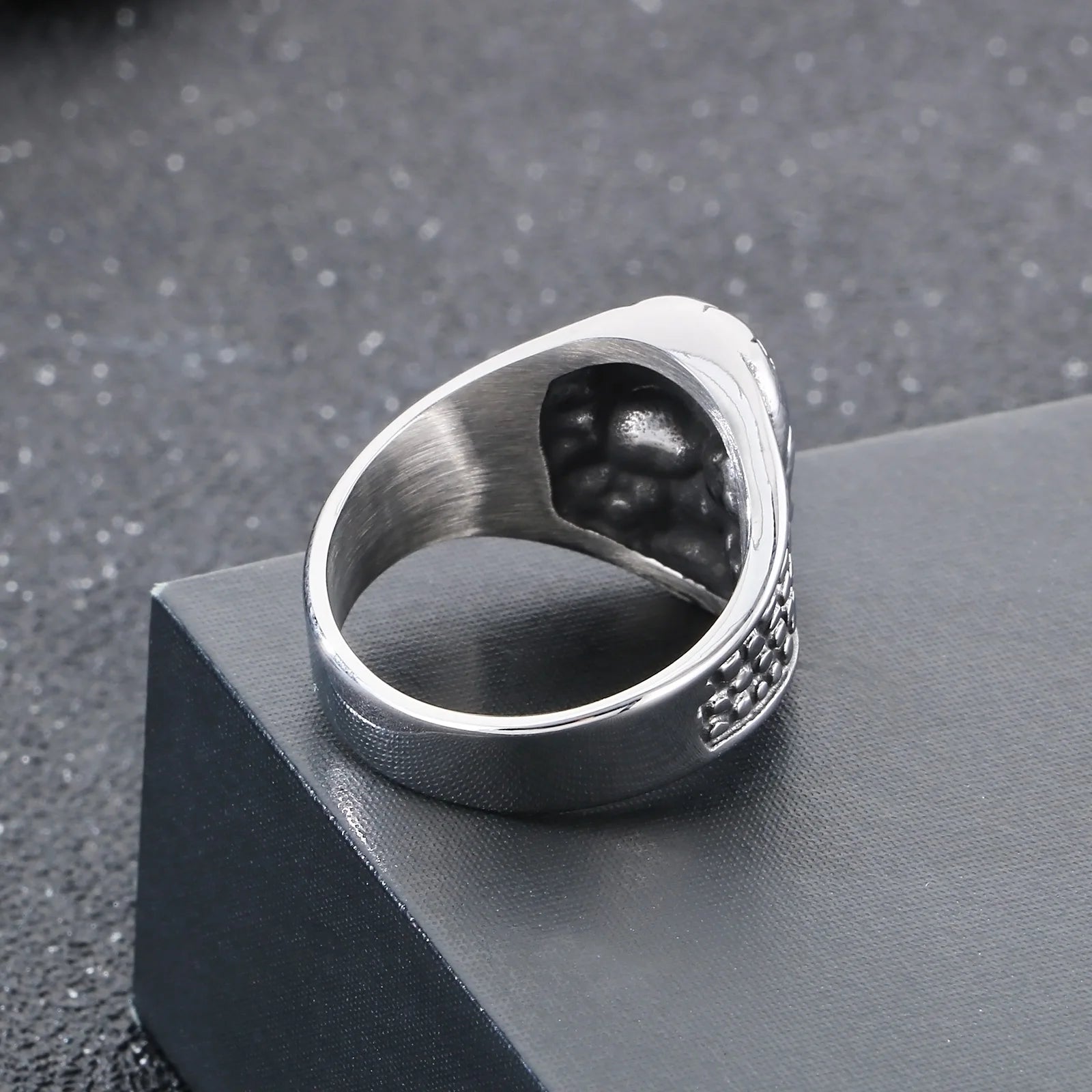 Stainless Steel Men Skull Ring Retro Cracked Skull Biker Ring Textured Band Vintage Punk Rock Fashion Jewelry for Men