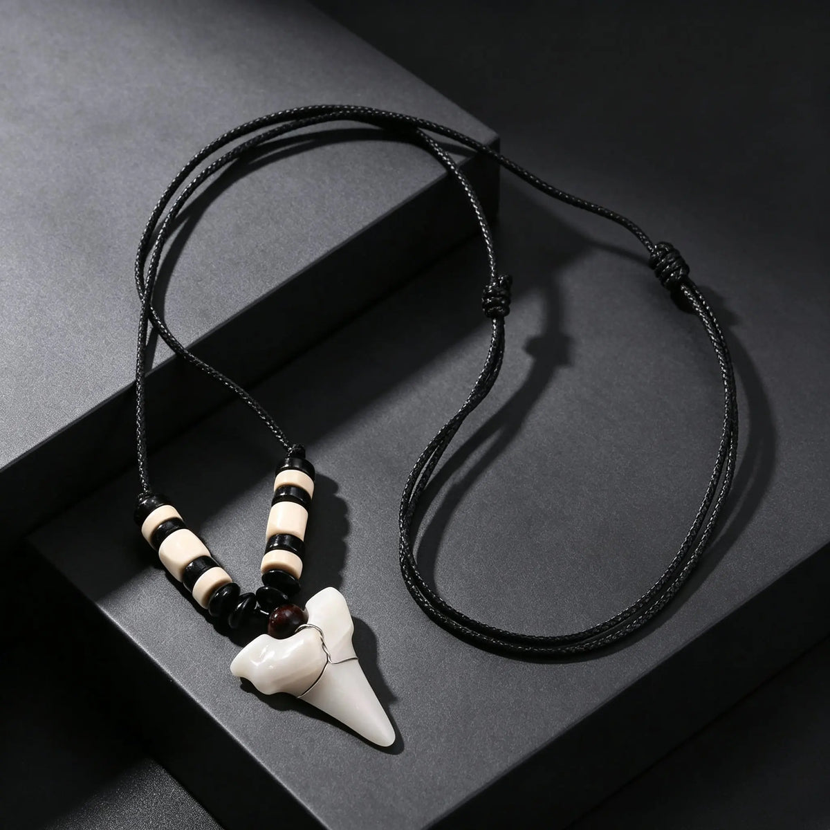 Imitation Shark Teeth Resin Pendant Necklace for Men, Rope Chain Wood Beads Adjustable Choker Necklace, Creative Punk