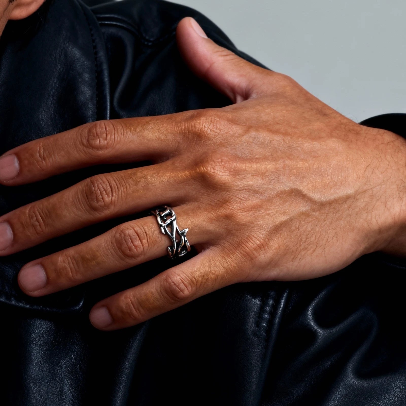 Hollow Thorns Band Ring — Stainless Steel