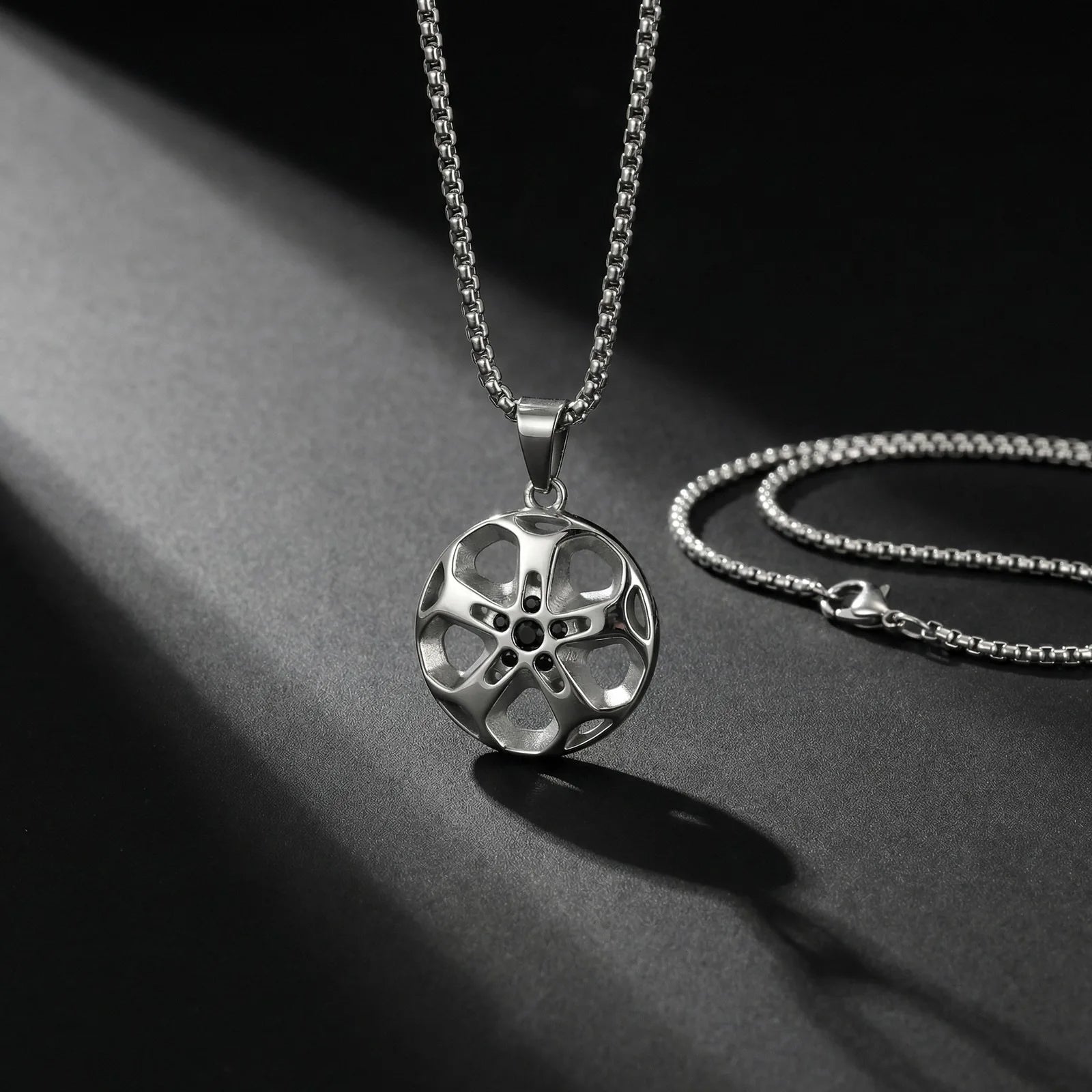 Creative Unique Wheel Hub Pendant Necklace Inlaid Cubic Zircon Stainless Steel Necklace Fashion Punk Jewelry for Men Gift