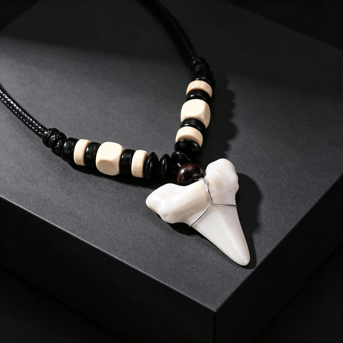 Imitation Shark Teeth Resin Pendant Necklace for Men, Rope Chain Wood Beads Adjustable Choker Necklace, Creative Punk