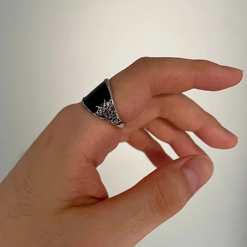 Retro Curved Black Resin Onyx Ring For Men Classic Metal Designer Ring Jewelry Gothic Rock Hiphop Unisex Accessories