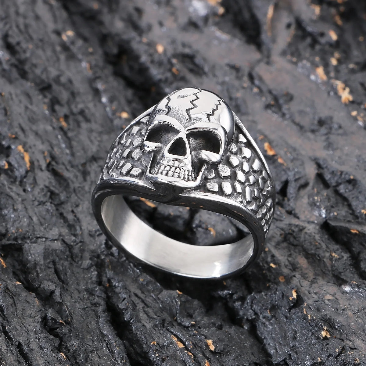 Stainless Steel Men Skull Ring Retro Cracked Skull Biker Ring Textured Band Vintage Punk Rock Fashion Jewelry for Men