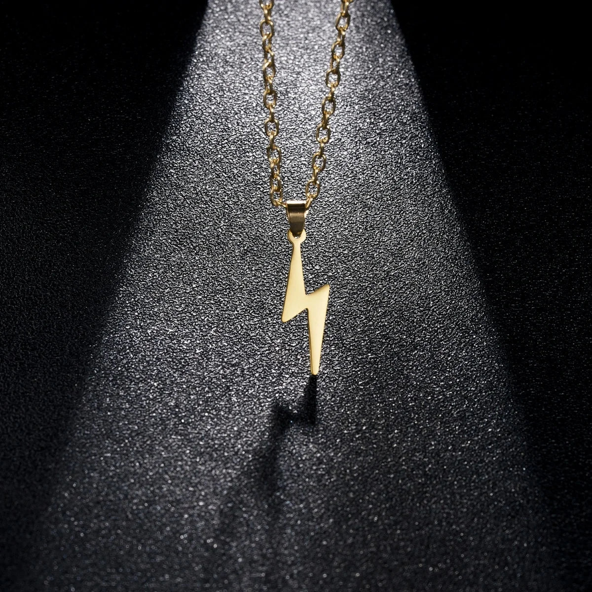 Stainless Steel Metal Lightning Shaped Pendant Necklace For Women Men Minimalist Geometric Lightning Clavicle Chain Jewelry Gift