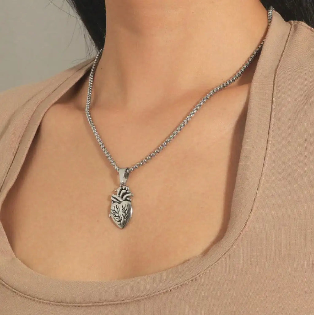 “Heart Shape Couple Necklace, Stylish Valentine's Gift for Couples”。