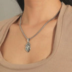 “Heart Shape Couple Necklace, Stylish Valentine's Gift for Couples”。