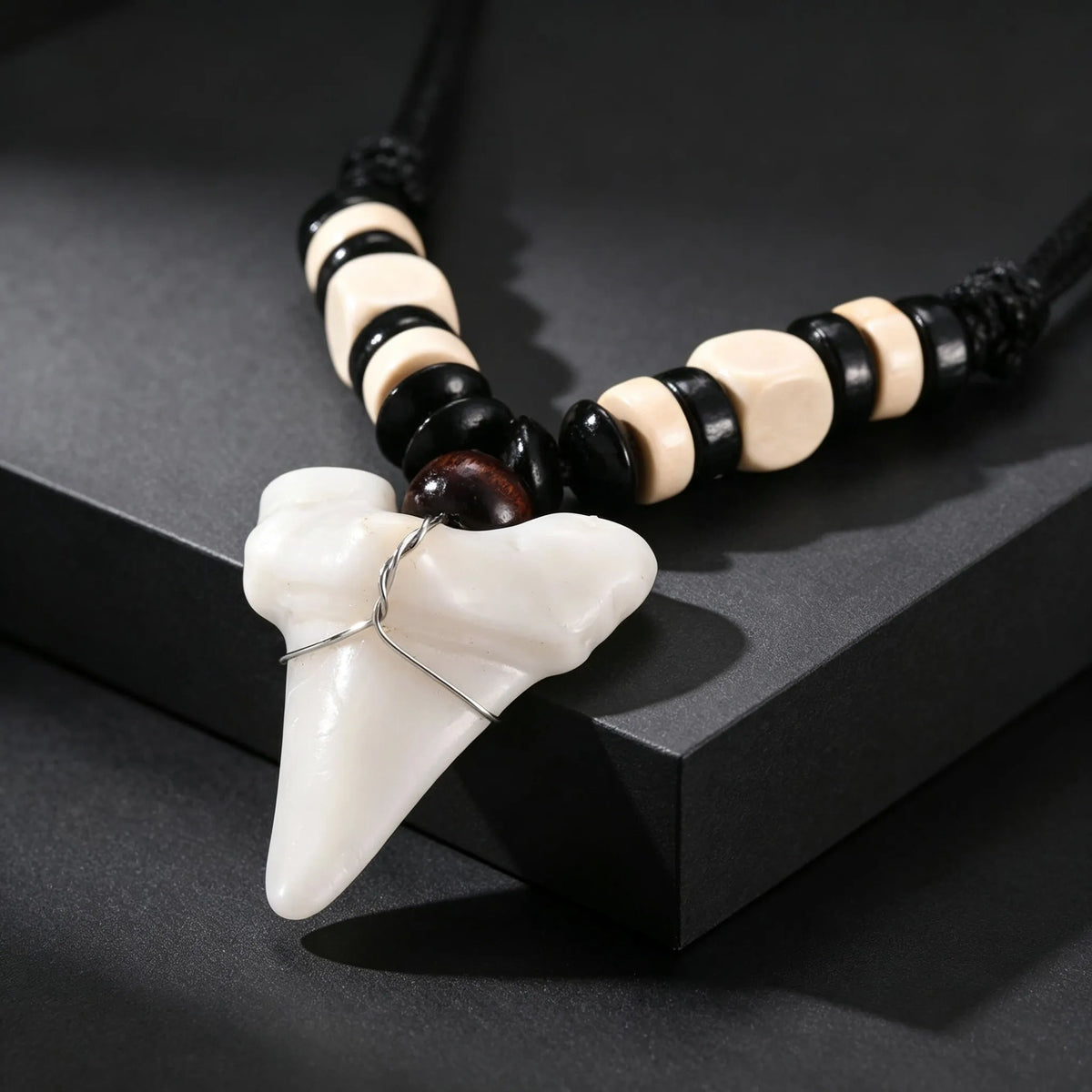 Imitation Shark Teeth Resin Pendant Necklace for Men, Rope Chain Wood Beads Adjustable Choker Necklace, Creative Punk