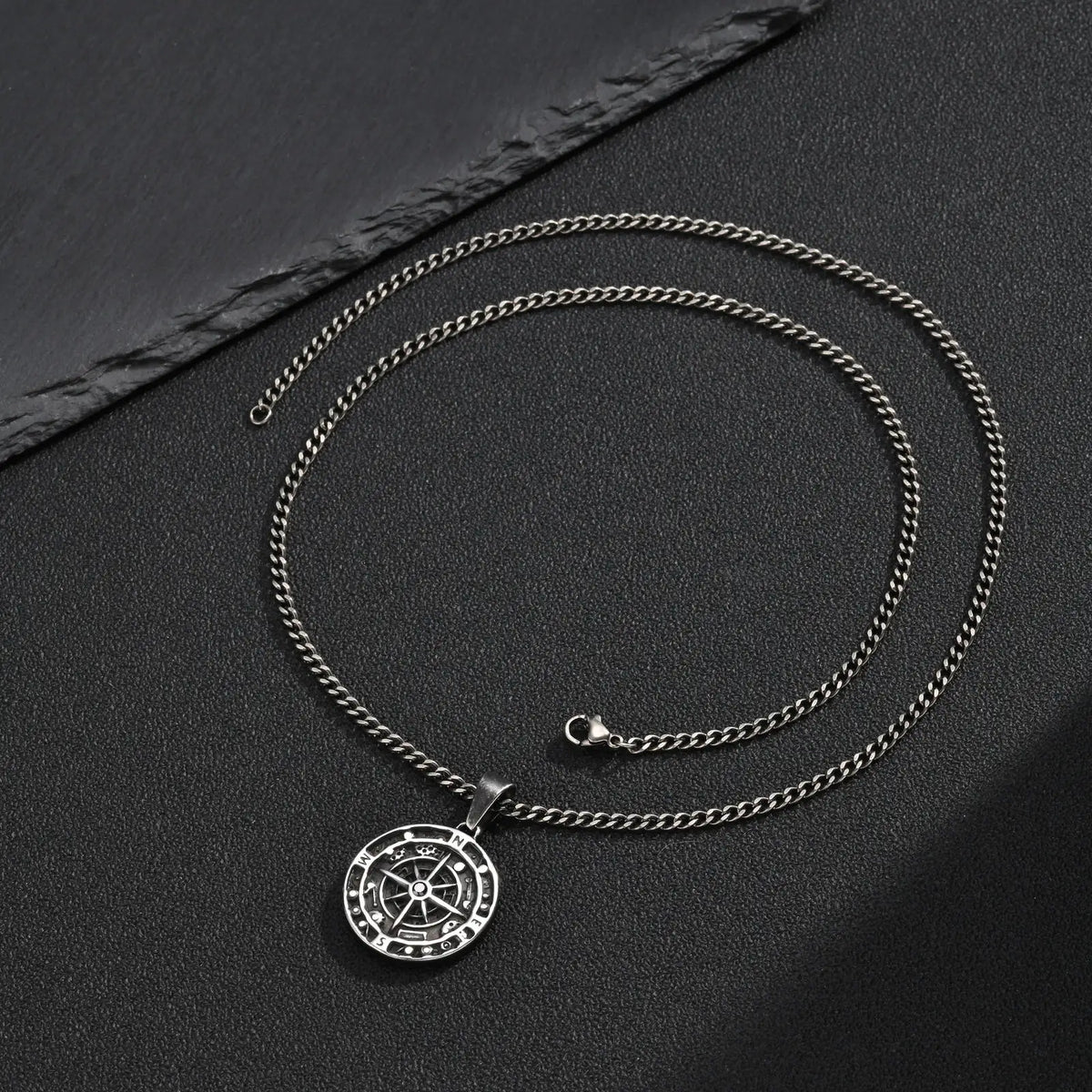 Stainless Steel Compass Pendant Necklace Vintage Grey Round Medallion Link Chain for Men Punk Adventure Travel Jewelry Gift