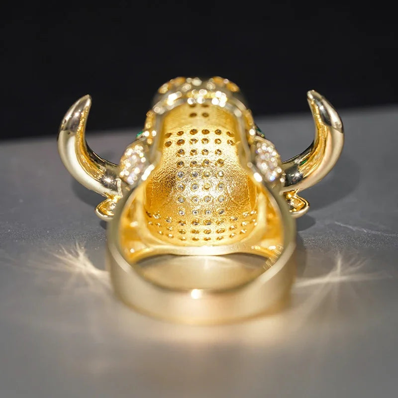 Noble Iced Out Bull Head Ring for Men/Women with Green CZ Eyes Hip Hop Charming Jewelry for Party Rapper Style Accessory