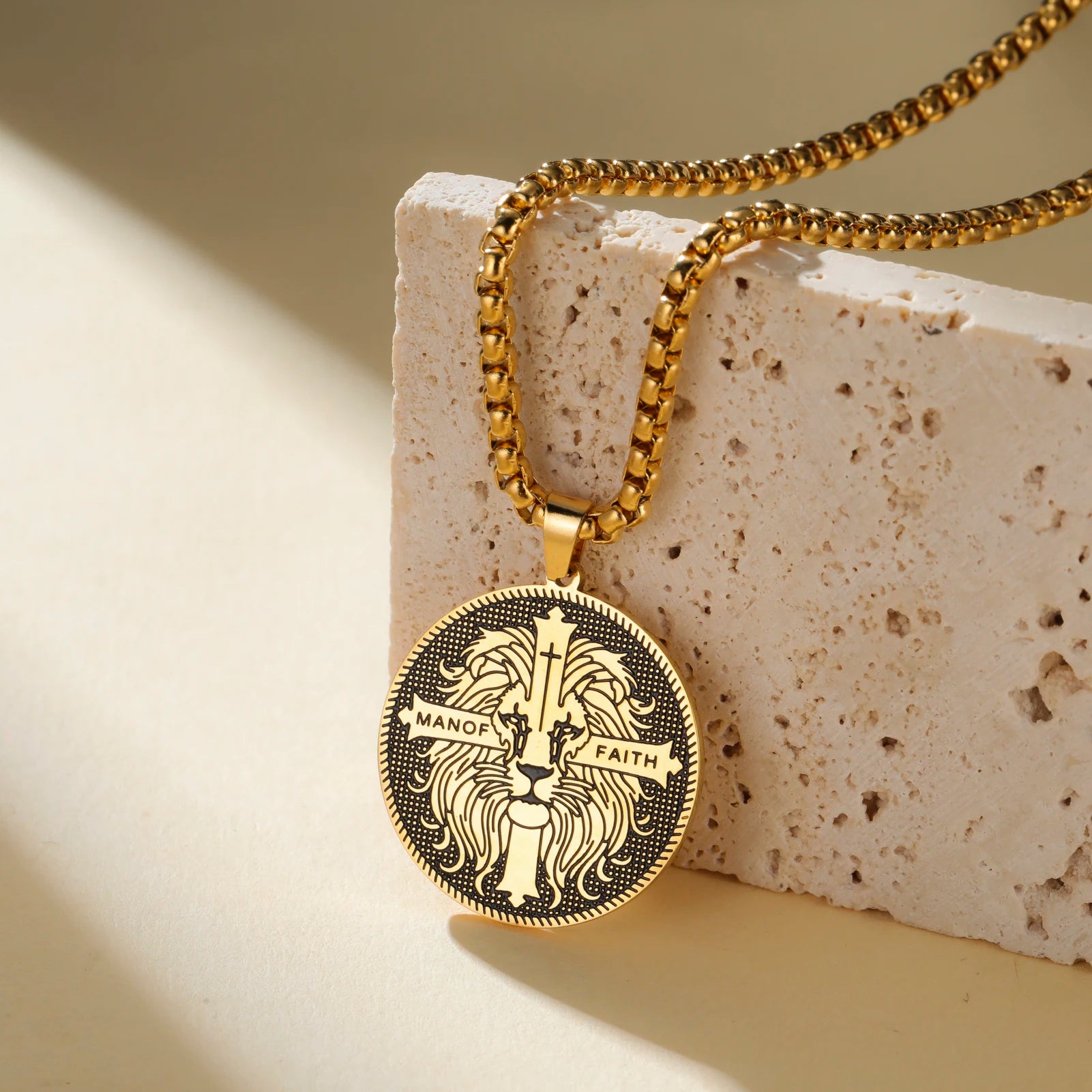 Cazador Vintage Man of Faith Lion Cross Pendant Necklace for Women Men Stainless Steel Box Chain Christian Faith Jewelry Gifts