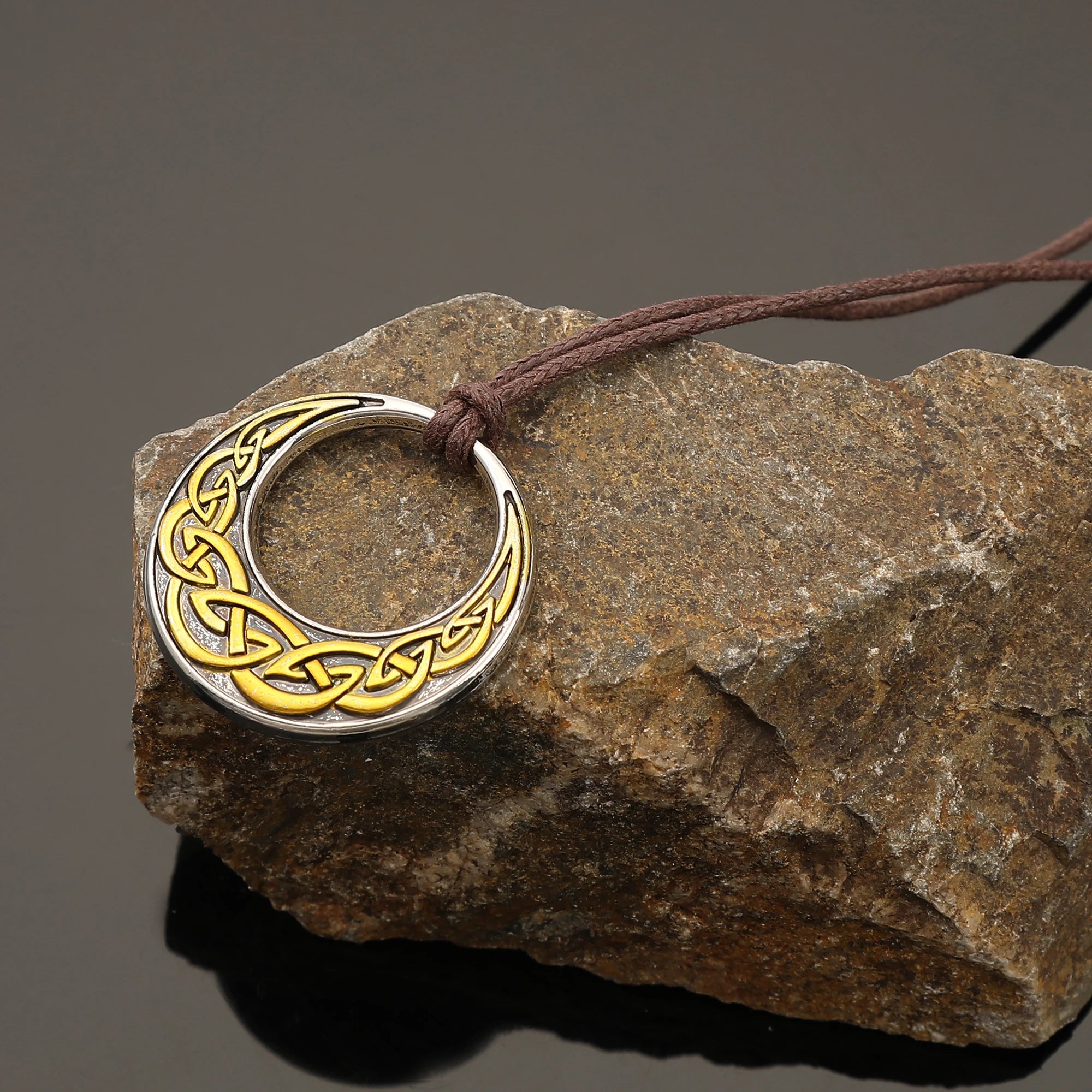 Vintage Viking Celtic Knot Round Pendant Necklace Adjustable Pu Leather Necklace Norwegian Nordic Style Jewelry Fashion