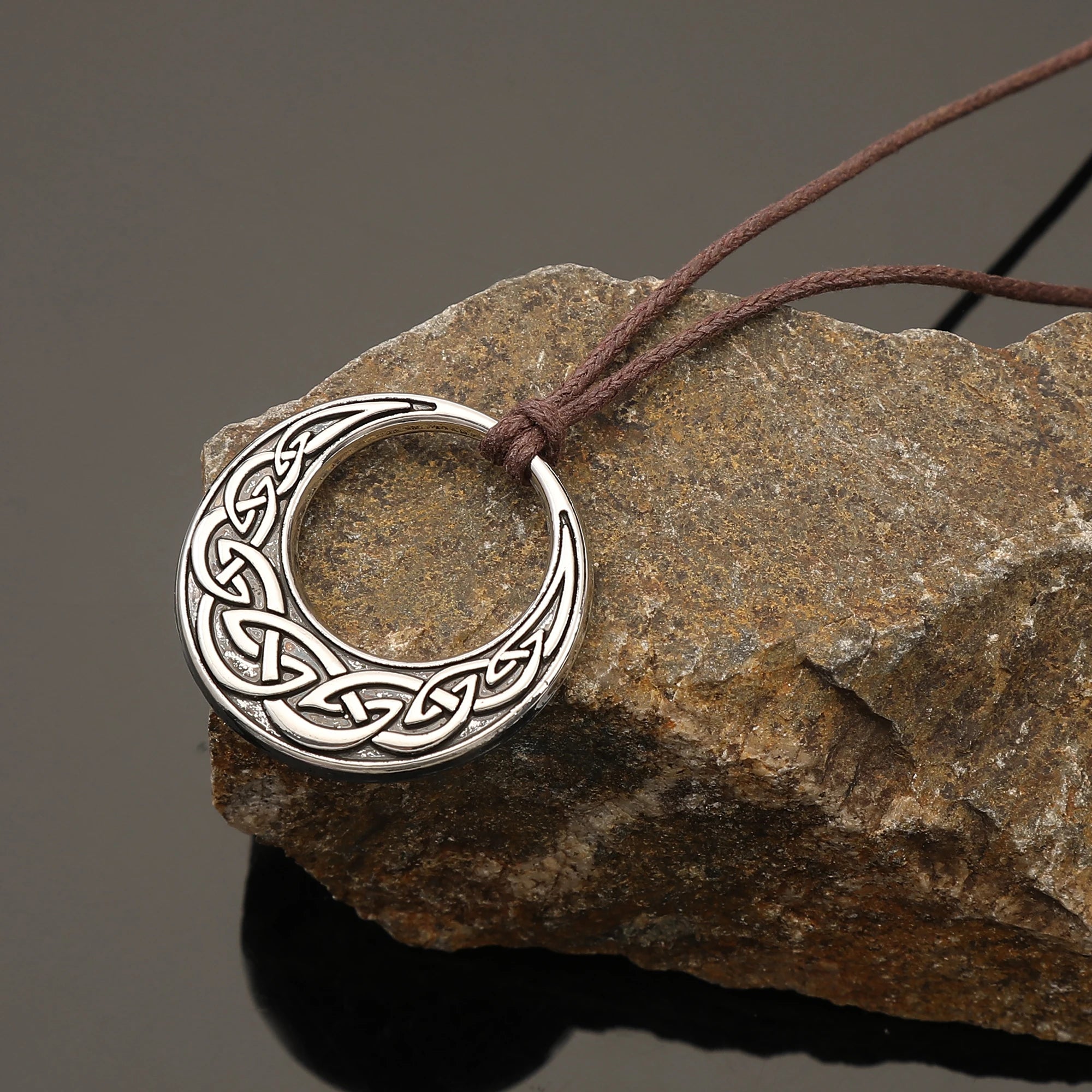 Vintage Viking Celtic Knot Round Pendant Necklace Adjustable Pu Leather Necklace Norwegian Nordic Style Jewelry Fashion