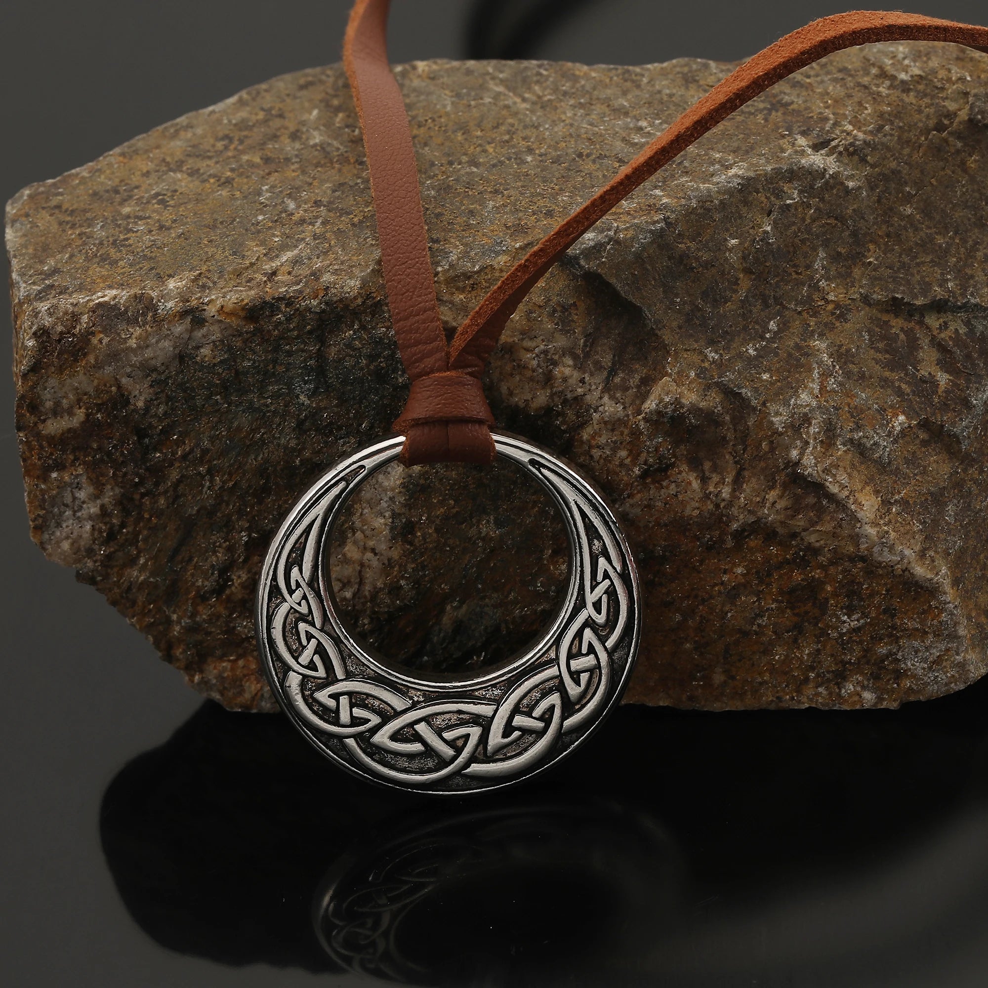 Vintage Viking Celtic Knot Round Pendant Necklace Adjustable Pu Leather Necklace Norwegian Nordic Style Jewelry Fashion