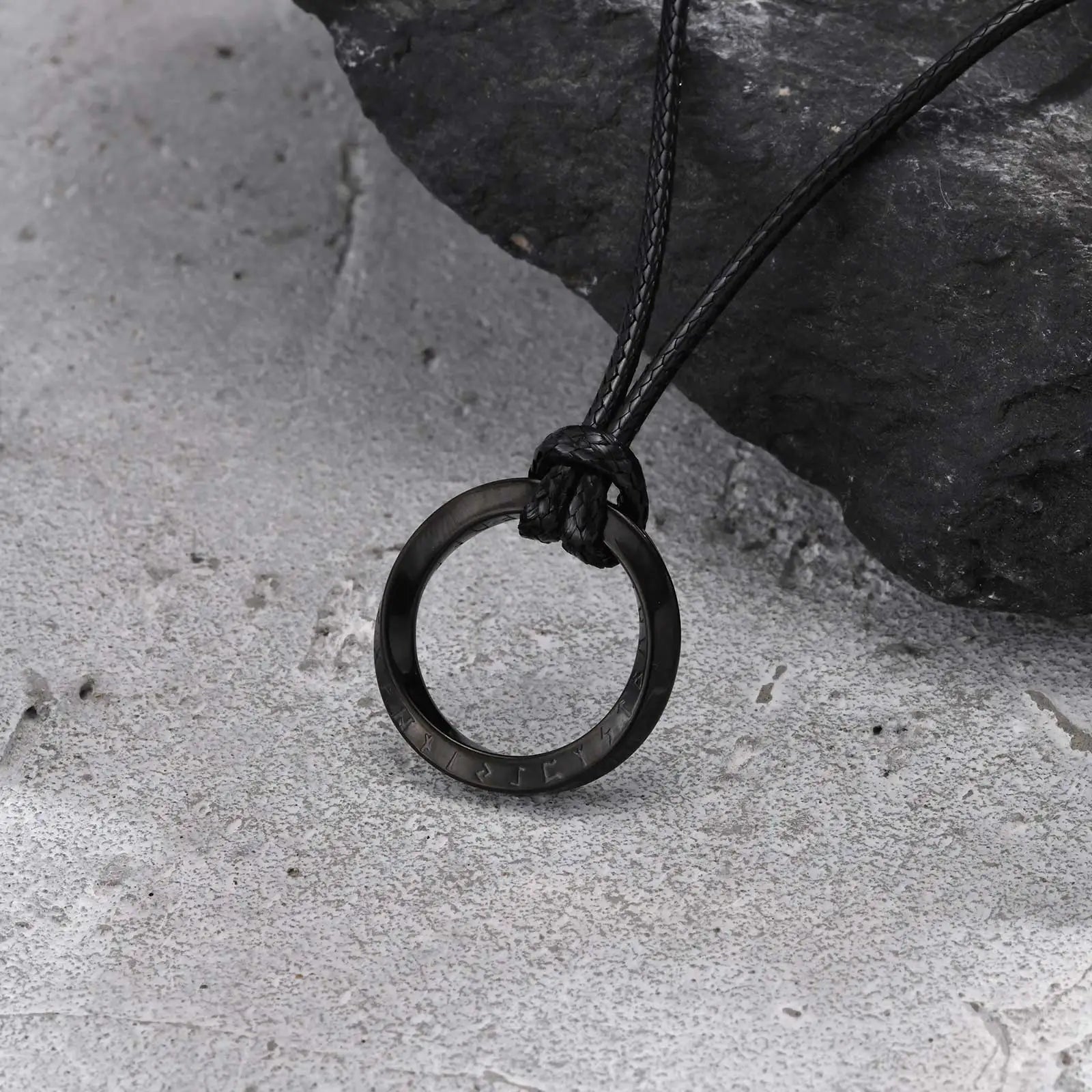Vnox Retro Niche Viking Mobius Necklaces For Men Stainless Steel Round Pendant With 60cm Rope/Metal Chain Four Color