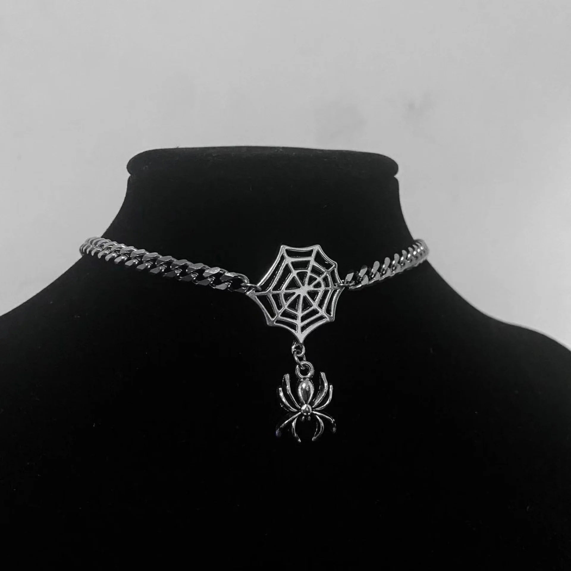 Gothic Crow Skull Necklace For Women man Fashion Vampire Bat Accessory Punk Jewelry Gift Circle Pagan Vintage Moth Charm Choker