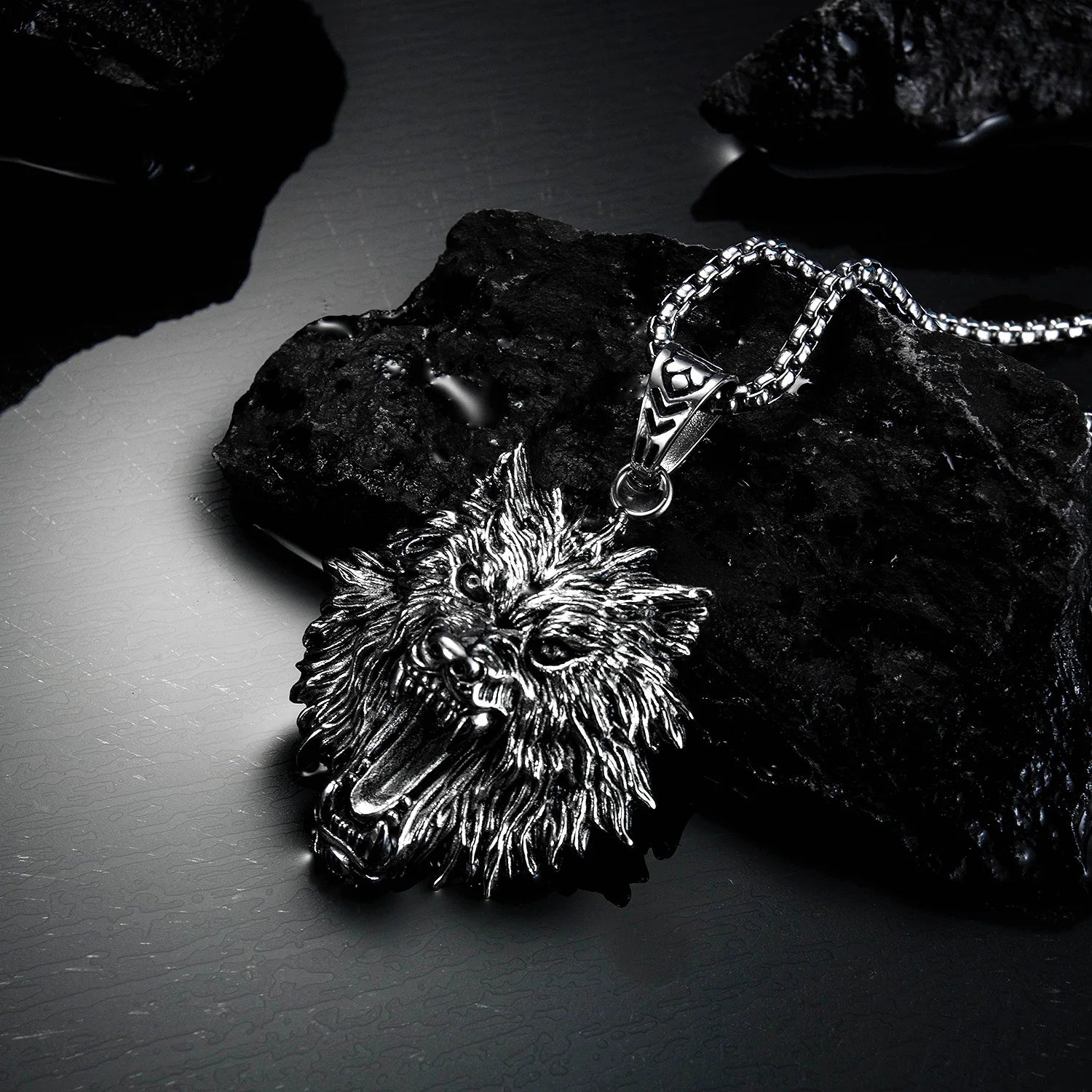 Stainless steel domineering wolf head pendant, stainless steel men's necklace, exquisitely matched with accessories