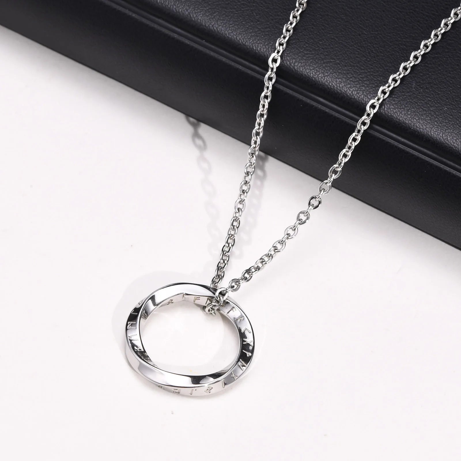 Vnox Retro Niche Viking Mobius Necklaces For Men Stainless Steel Round Pendant With 60cm Rope/Metal Chain Four Color