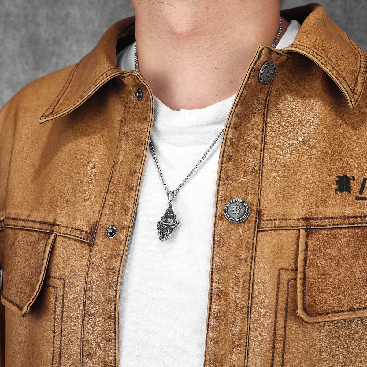 Vintage Conch Shell Pendant Necklace — Stainless Steel