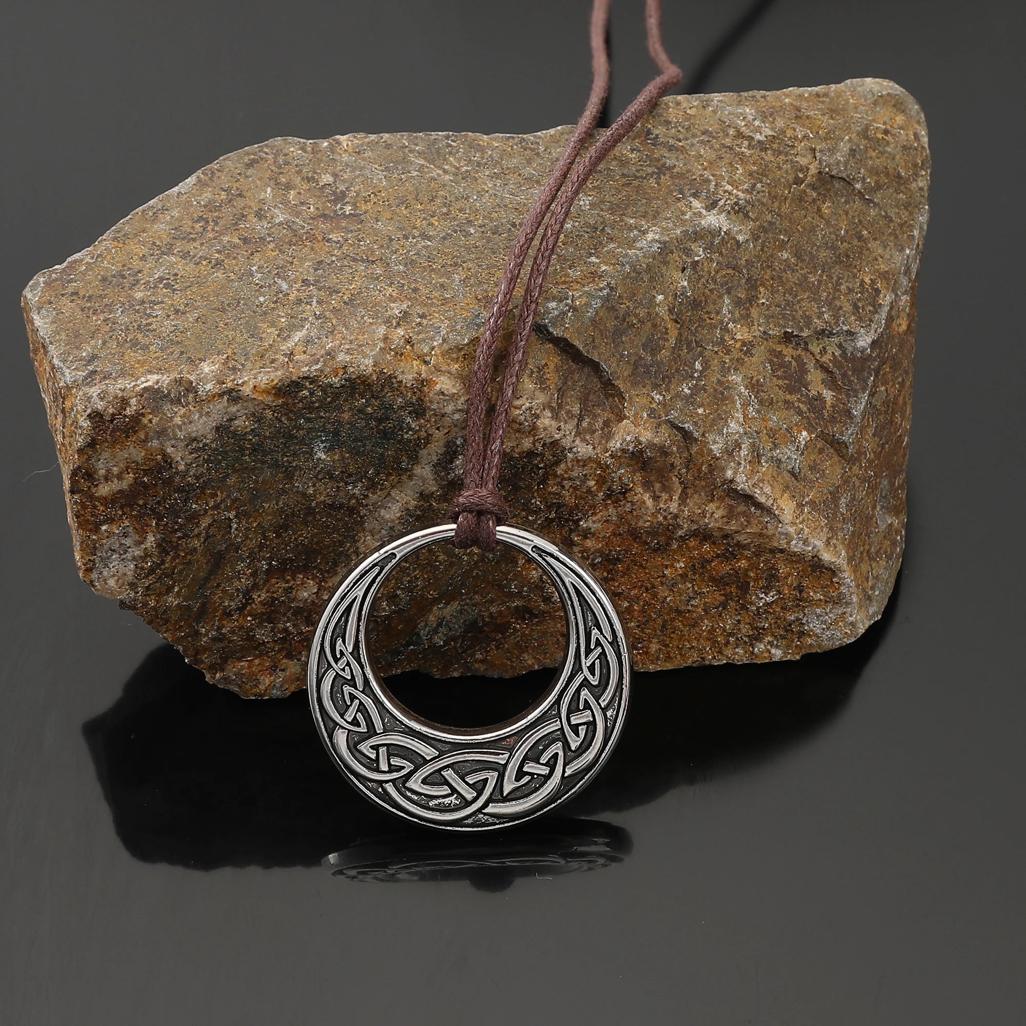 Vintage Viking Celtic Knot Round Pendant Necklace Adjustable Pu Leather Necklace Norwegian Nordic Style Jewelry Fashion