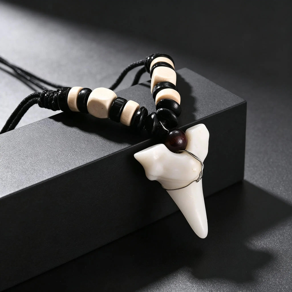 Imitation Shark Teeth Resin Pendant Necklace for Men, Rope Chain Wood Beads Adjustable Choker Necklace, Creative Punk